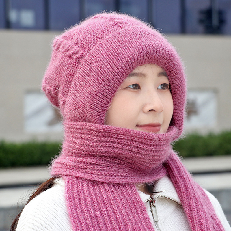 Bonnet et écharpe tricotés d'un seul tenant