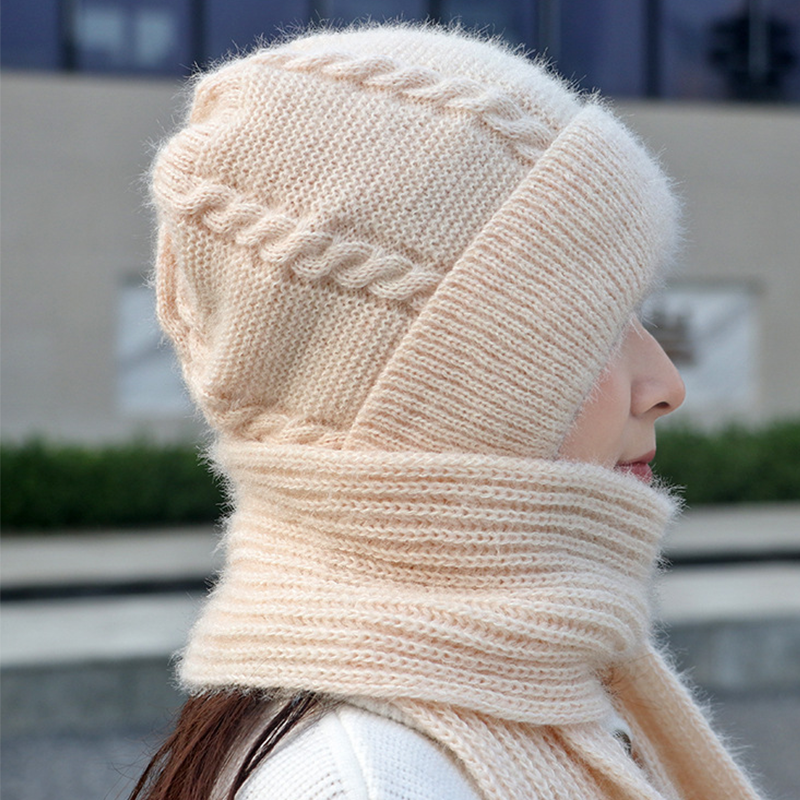Bonnet et écharpe tricotés d'un seul tenant
