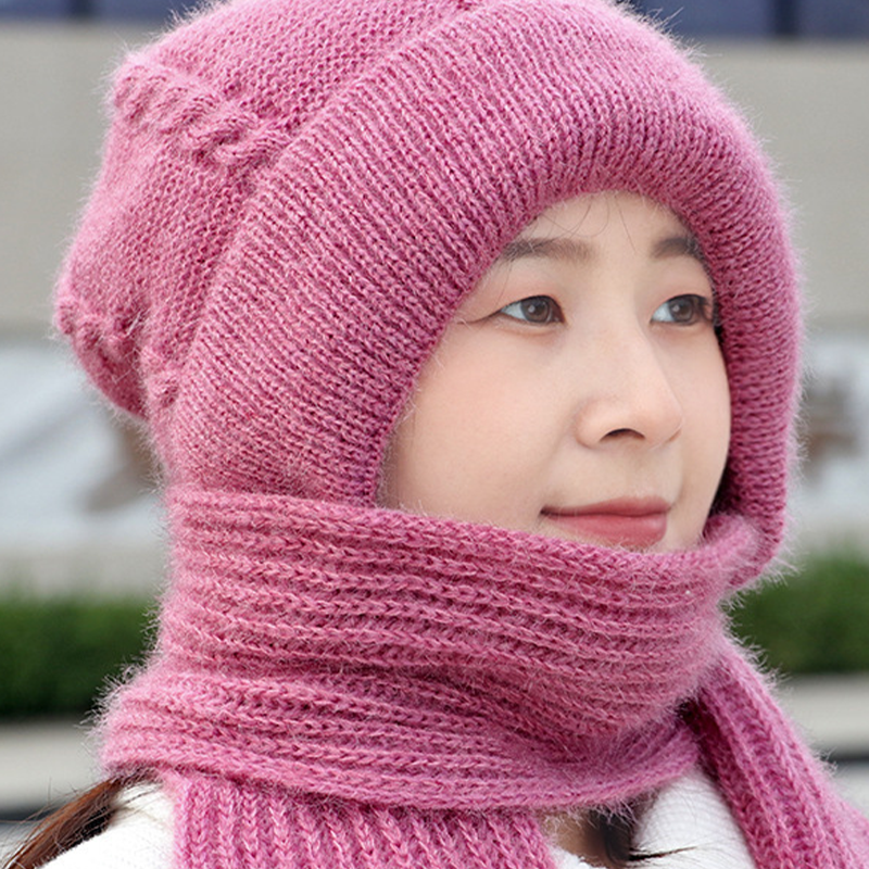 Bonnet et écharpe tricotés d'un seul tenant
