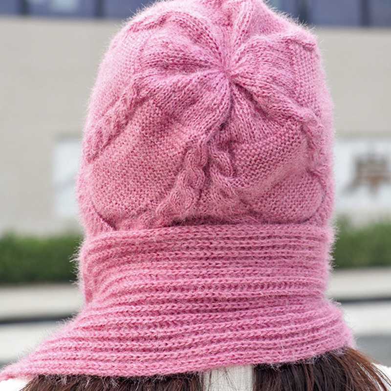 Bonnet et écharpe tricotés d'un seul tenant