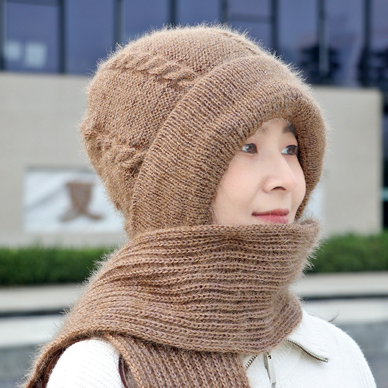 Bonnet et écharpe tricotés d'un seul tenant