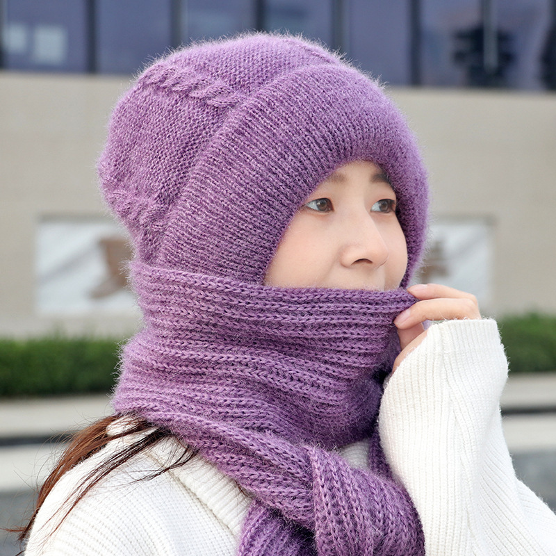 Bonnet et écharpe tricotés d'un seul tenant