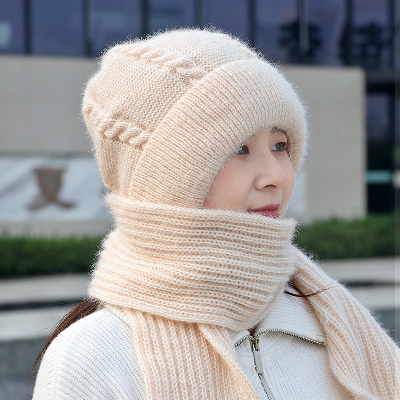 Bonnet et écharpe tricotés d'un seul tenant